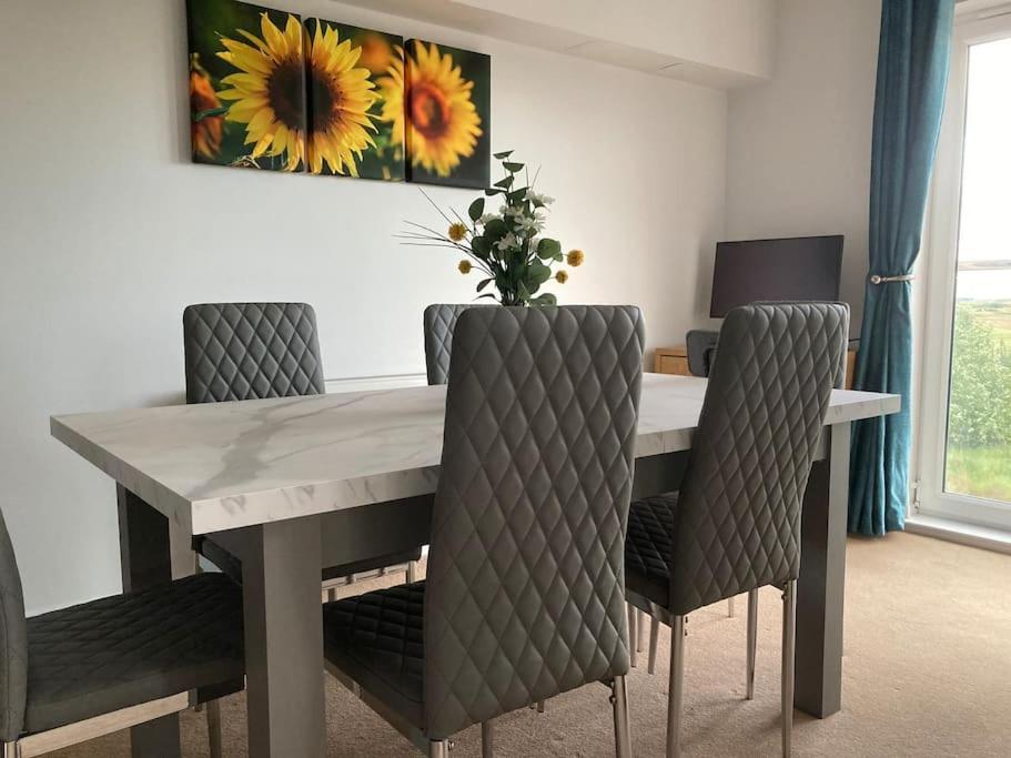 Beautiful 2 Bedroom Flat Overlooking Golf Course Carnoustie Bagian luar foto