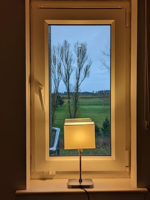 Beautiful 2 Bedroom Flat Overlooking Golf Course Carnoustie Bagian luar foto